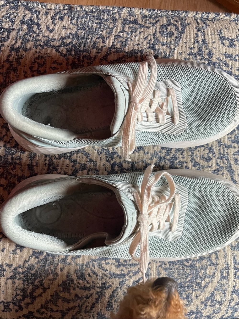 Kizik Women's size  11 Slip-on Sneakers in Light Green